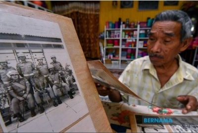 Wok mengimbau kenangan sewaktu berkhidmat dalam ATM selama 25 tahun ketika ditemui Bernama di kediamannya di Kampung Bunut Susu, Pasir Mas baru-baru ini. - Foto Bernama