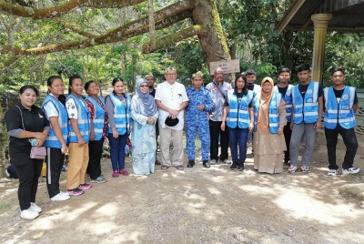 Hasanuddin (tujuh dari kiri) bersama sebahagian anggota pasukan CDERT dan sukarelawan APM mewakili KOA di Parlimen Hulu Langat.
