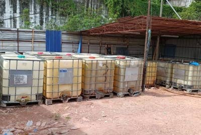 Sebanyak 6,038 liter diesel disita dalam serbuan di sebuah gudang tanpa nombor di Sungai Petani pada Isnin.- Foto: KPDNHEP Kedah