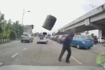 Video tular seorang lelaki membaling objek ke arah kenderaan dan pengguna jalan raya di lampu isyarat Kijang, Jalam Hamzah, Kota Bharu.