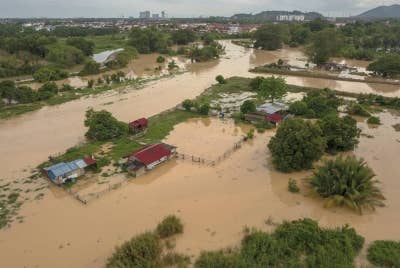 KPDNHEP dengan kerjasama Petronas akan menempatkan trak perkhidmatan mengisi minyak bergerak, Petronas ROVR, di negeri-negeri yang dilanda banjir. - Foto 123RF