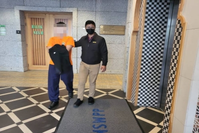 Seorang pengarah urusan syarikat bergelar Datuk direman tiga hari untuk siasatan kes mengemukakan tuntutan palsu membabitkan nilai keseluruhan lebih RM100 juta.