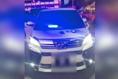 Polis menahan sebuah Toyota Vellfire kerana menggunakan lampu mata arah (strobe light) di Batu Caves, Selangor pada Isnin.