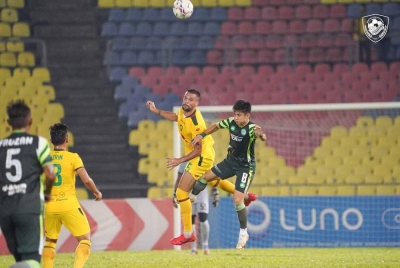 Marc Vales (dua, kanan) cemerlang bersama barisan pemain pertahanan KDA FC mematahkan serangan Melaka United pada aksi Liga Super 2022 yang lalu. - Foto KDA FC