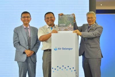 Dari kiri: Suhaimi, Amirudin dan Mansor pada Majlis Pelancaran 'Coffee Table Book' di One Utama pada Selasa.