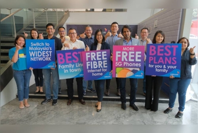 Loo Fun (empat dari kanan) bergambar bersama kakitangan Celcom.