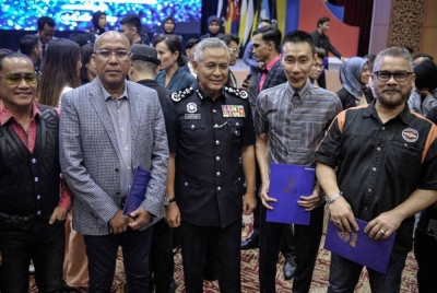 Acryl Sani bersama Awie, Hattan dan Chong Wei yang dipilih menjadi duta Anti-Scam JSJK di Maktab PDRM Cheras pada Selasa.