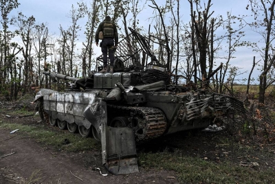 Kereta kebal milik tentera Rusia yang musnah dibedil di pinggir Izyum, wilayah Kharkiv. - Foto AFP