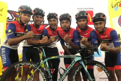 Sofian Nabil (kiri) dan Nik Mohd Azwan (tiga dari kiri) ketika membarisi skuad kebangsaan Malaysia pada LTdL 2019.