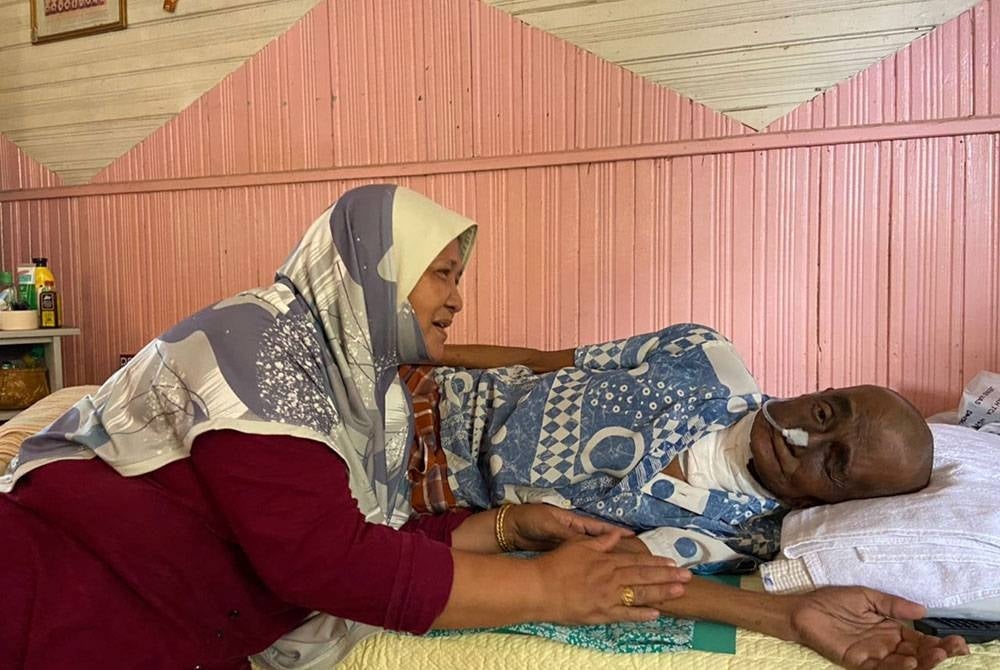 Rusnani sentiasa mengambil berat penjagaan suaminya yang menderita penyakit kanser pangkal hidung di rumahnya di Kampung Jenereh Bongkok.