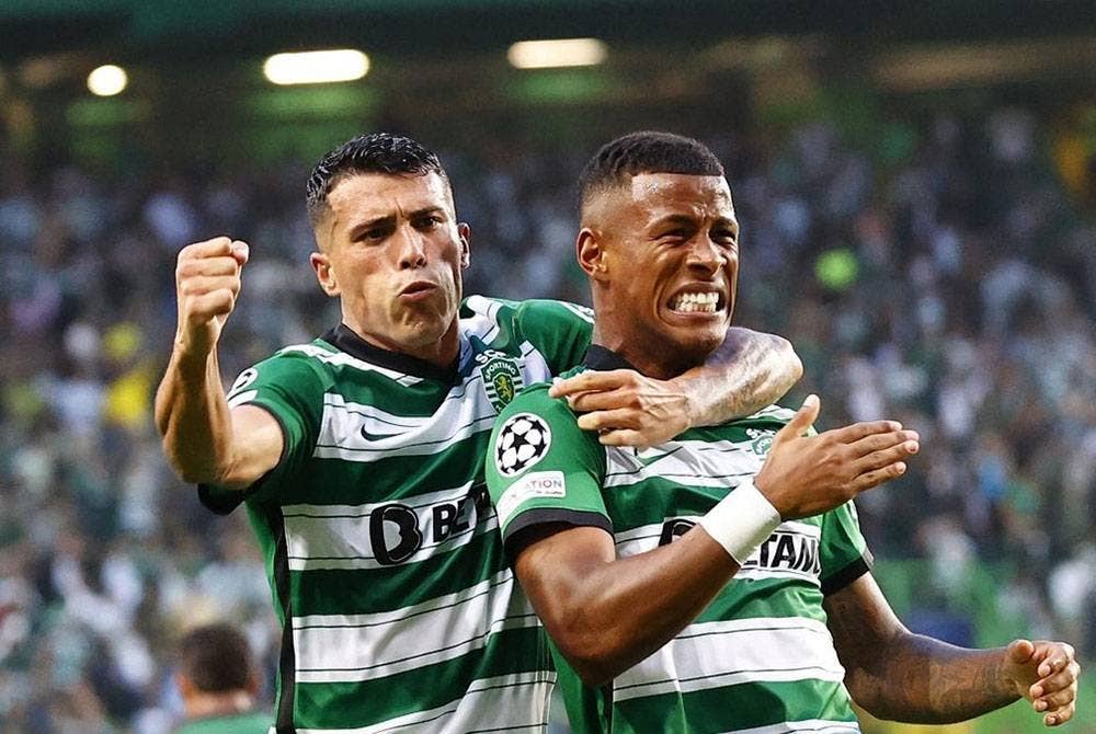 Arthur (kanan) meraikan jaringannya ketika membantu Sporting tewaskan Spurs dalam saingan kumpulan D di Estadio Jose Alvalade, Lisbon.