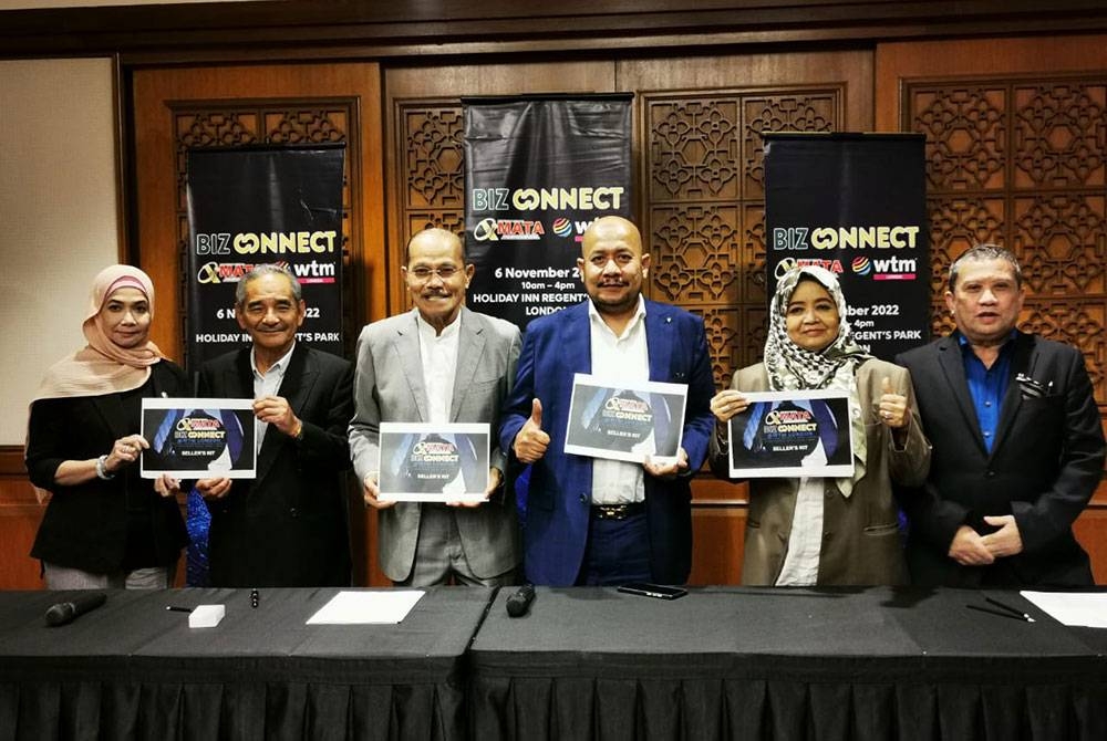 Mohd Khalid (tiga kiri) menyasarkan 50 pemain industri pelancongan tempatan akan turut serta dalam misi Biz Connect @WTM London.