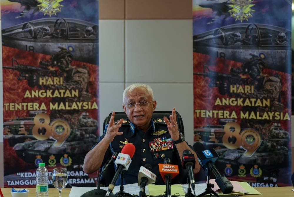 Panglima Angkatan Tentera Jeneral Tan Sri Affendi Buang bercakap kepada media dalam sesi wawancara khas sempena sambutan Hari Angkatan Tentera Malaysia ke-89 di Wisma Perwira Angkatan Tentera Malaysia, pada Selasa. - Foto Bernama 