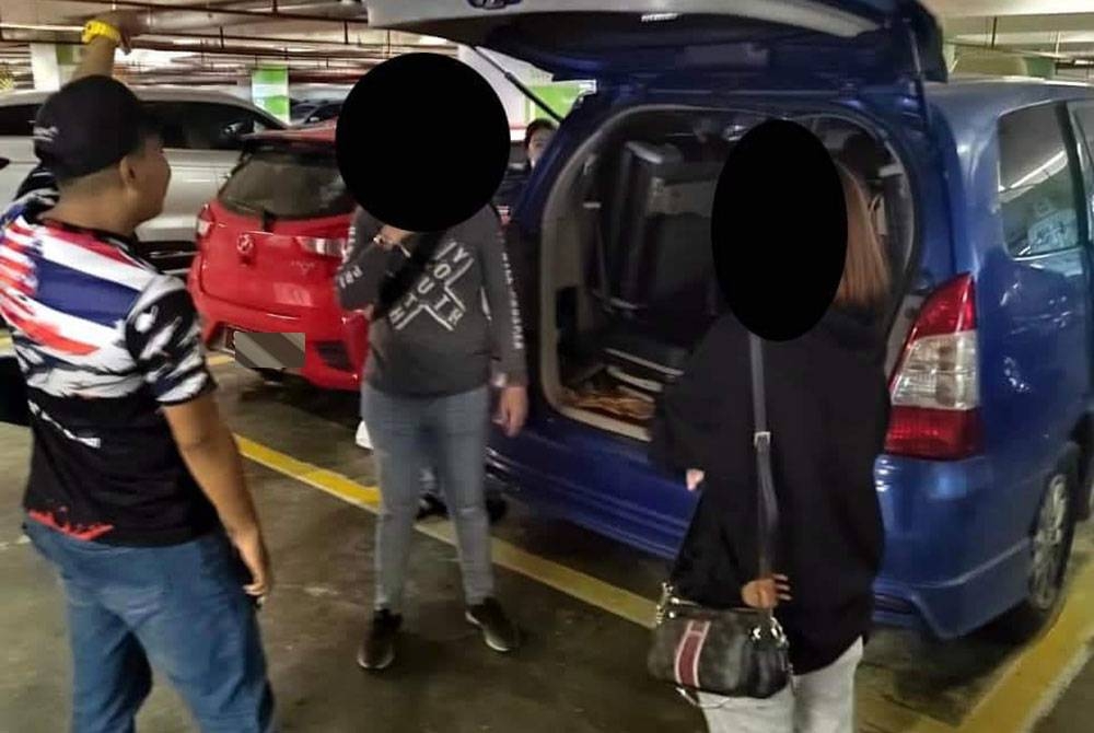 JPJ menahan seorang pemandu yang menawarkan kereta sewa haram kepada penumpang di KLIA 2, Sepang pada Selasa.