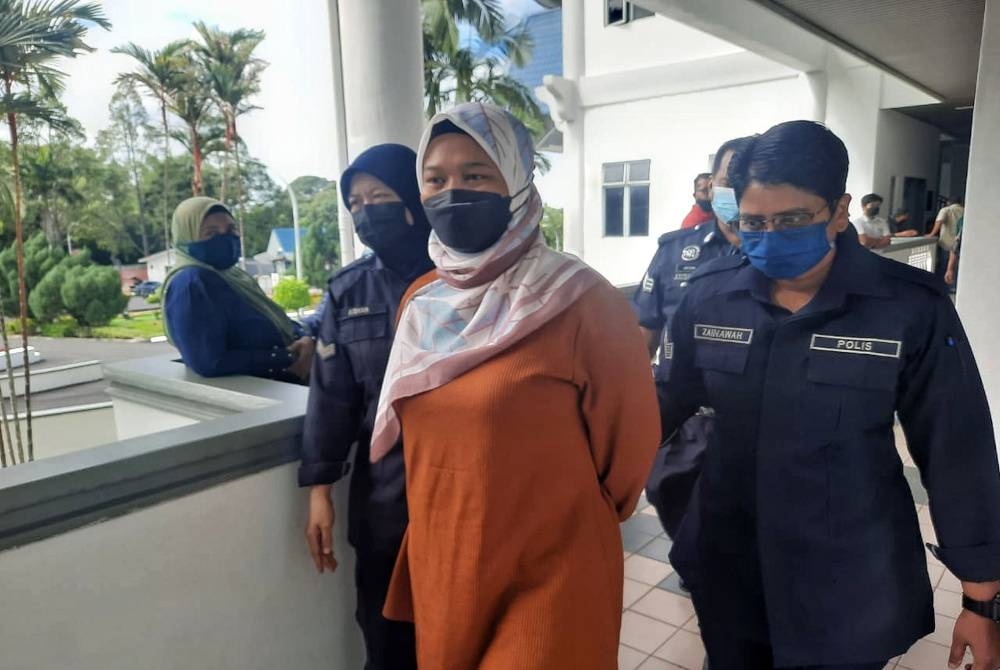 Norhayati (dua dari kiri) mengaku tidak bersalah di Mahkamah Majistret di sini, pada Rabu.