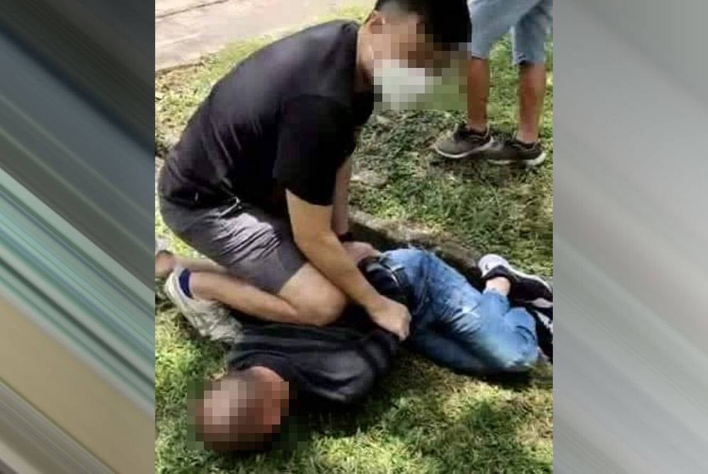 Tindakan pantas orang awam di lokasi kejadian berjaya mematahkan cubaan mencuri barang kemas di sebuah kedai di Taman Sri Muda, Seksyen 25 pada Selasa. - Foto Facebook