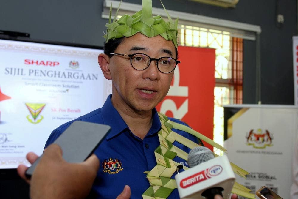 Timbalan Menteri Pendidikan, Datuk Dr Mah Hang Soon ketika sidang media selepas majlis penyerahan sebuah televisyen pintar untuk 'Smart Classroom Solution' yang disumbangkan oleh Sharp Malaysia di Sekolah Kebangsaan Pos Bersih, pada Rabu. - Foto Bernama