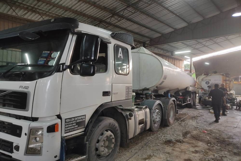 Polis menyerbu sebuah gudang pemindahan diesel bersubsidi di Jalan Klang - Banting, Kuala Langat, pada Rabu.