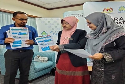 Pengarah Pertubuhan Keselamatan Sosial (Perkeso) Negeri Kelantan, Nora Yaakob bersama dua kakitangannya berbincang mengenai caruman yang perlu dilakukan oleh majikan kepada pekerja domestik.