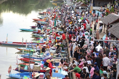 Pasar terapung Khlong Hae di Hatyai, Songkhla antara destinasi popular kini kembali sesak dengan pelancong khususnya dari Malaysia.- Foto Bernama 