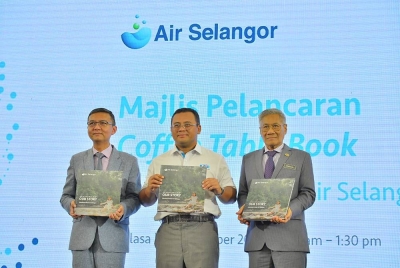 Amirudin (tengah) bersama Suhaimi (kiri) dan Mansor (kanan) pada majlis pelancaran naskhah 'Coffee Table Book' Air Selangor di pusat beli-belah One Utama.