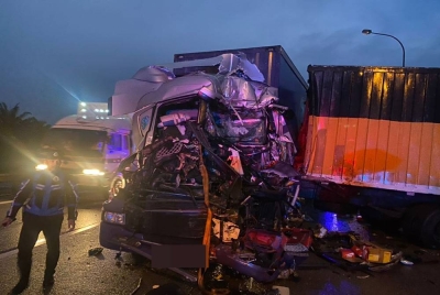 Keadaan kenderaan remuk selepas terlibat kemalangan di Kilometer 134.7 Lebuhraya Utara Selatan arah Selatan berdekatan Pagoh, Muar pada Rabu.