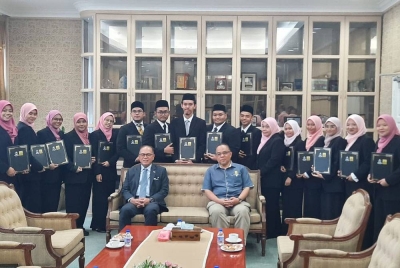 Wan Rosdy (depan, kiri) bersama 15 pelajar KYP yang bakal melanjutkan pengajian ke Universiti Yarmouk selepas majlis penyerahan di Wisma Sri Pahang di sini pada Rabu.