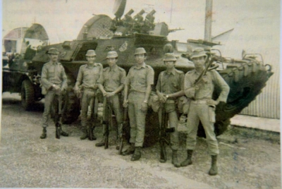 Gambar kenangan anggota Pasukan Polis Hutan Sarjan Mejar (B) Damin Hadis, 77, (kanan) bersama rakan-rakannya di Kroh. - Foto Bernama