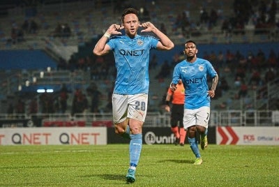 Darren Lok (kanan) berharap PJ City dapat membolosi gawang JDT dalam saingan Liga Super di Petaling Jaya pada Khamis. Foto Agensi.
