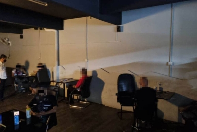 Polis melakukan serbuan di 56 buah premis seluruh Johor menerusi Op Dadu Khas sejak Januari hingga Selasa kerana terlibat dalam kegiatan judi dalam talian.