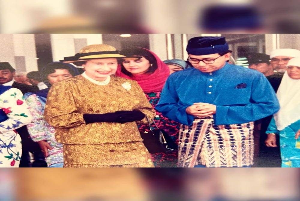 Sultan Sharafuddin (kanan) bersama mendiang Ratu Elizabeth II ketika lawatan ke Masjid Sultan Salahuddin Abdul Aziz Shah, Shah Alam. - Foto Facebook Selangor Royal Office