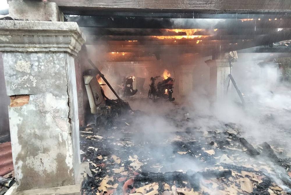 Keadaan rumah sewa mangsa yang terbakar. -Foto ihsan bomba