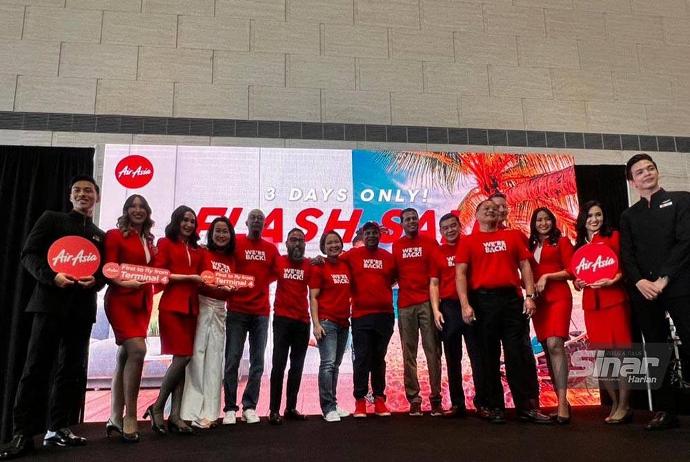 Riad (enam dari kiri) bersama Ketua Pegawai Eksekutif Capital A, Tan Sri Tony Fernandes pada majlis meraikan penyambungan semula penerbangan AirAsia ke T4 Lapangan Terbang Antarabangsa Changi, Singapura pada Khamis.