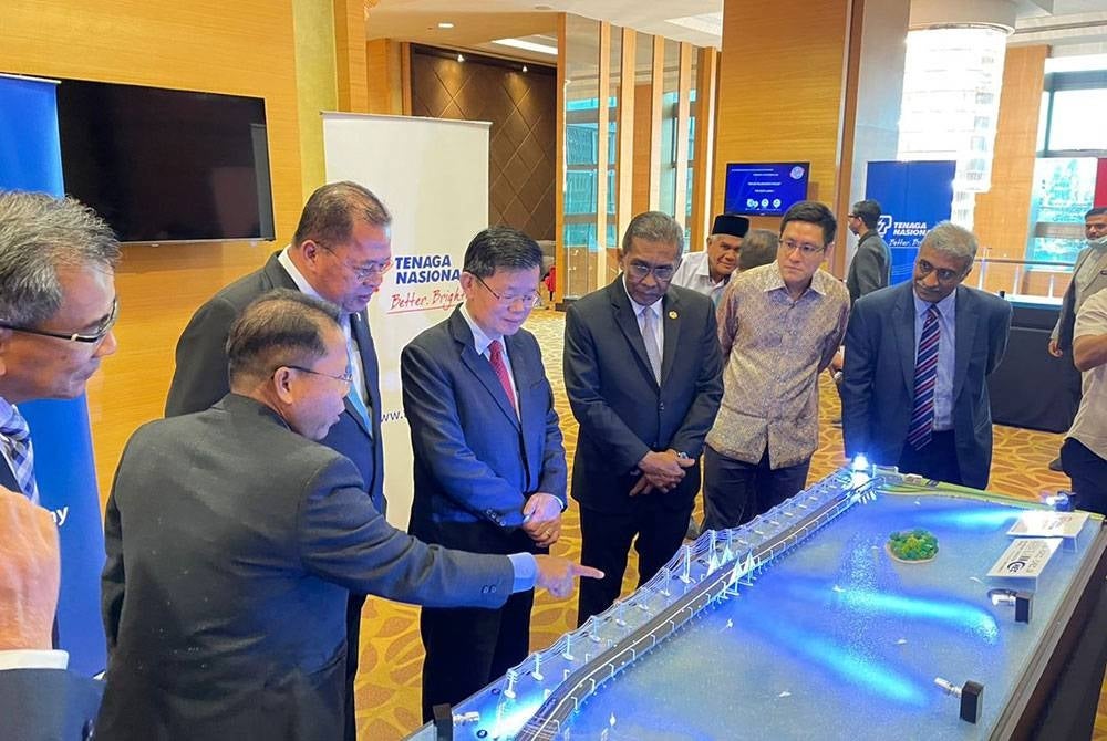 Takiyuddin (tiga dari kanan) dan Kon Yeow (empat dari kiri) melihat replika Projek Pengukuhan Bekalan Elektrik Pulau Pinang bernilai RM500 juta siap pada 2024.