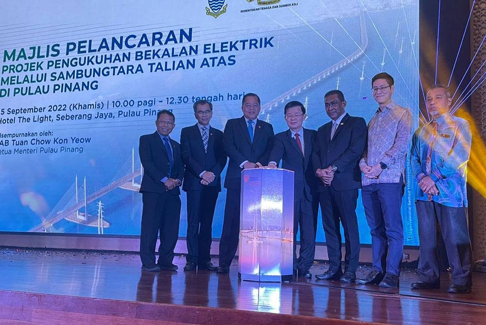 Kon Yeow (empat dari kanan) merasmikan Projek Pengukuhan Bekalan Elektrik Pulau Pinang di sebuah hotel di Seberang Jaya pada Khamis.