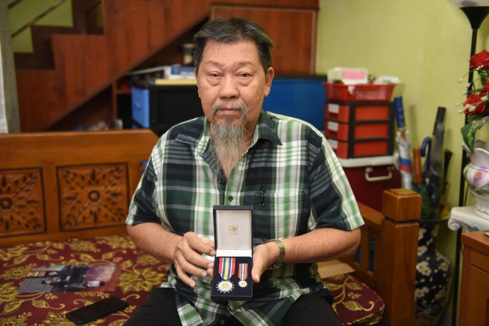 Abdul Wahab menunjukkan Pingat Jasa Pahlawan Negara (PJPN) yang diperolehi semasa berkhidmat sebagai anggota polis.