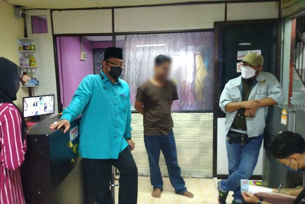 Pelanggan dan pekerja sebuah pusat kecantikan dicekup berdua-duaan dalam sebuah bilik yang ditutup dengan tirai.