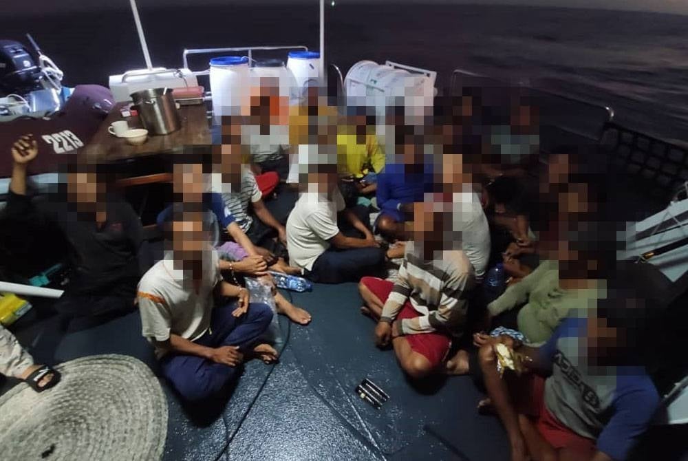 Seramai 22 nelayan warga Indonesia ditahan selepas didapati menangkap ikan di perairan negara pada Rabu.