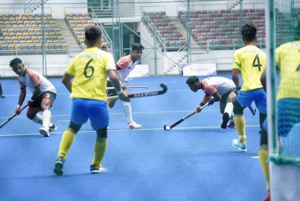 Skuad hoki Pahang (jersi putih) memulakan langkah positif setelah menewaskan Pulau Pinang 3-2 pada aksi pertama Kumpulan B di Stadium Hoki Nasional Bukit Jalil, Kuala Lumpur pada Khamis. - Foto FB Majlis Sukan Pahang.