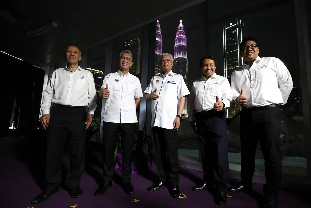 Ismail Sabri (tengah) bergambar berlatarkan Menara Berkembar Petronas (KLCC) yang diwarnai dengan warna ungu pada Pelancaran Gentari di Pusat Konvensyen Kuala Lumpur pada Khamis. - Foto Bernama