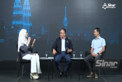 Siraj (Kanan) bersama panelis lain, pendakwah, Kepten Maritim Nik Kamaruddin Yunoh (tengah) manakala Anim Ezati Rizki selaku moderator.