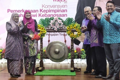 Roziah (dua kiri) mengiringi Naib Canselor Universiti Teknikal Melaka (UTeM) (dua dari kiri) pada Majlis Perasmian Penutup dan Makan Malam Konvensyen Pemerkasaan Kepimpinan Mahasiswi Kebangsaan di Dewan Serbaguna UiTM Puncak Alam.