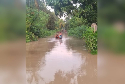 Mangsa terjejas banjir dipindahkan ke PPS di SMK Seri Gading.