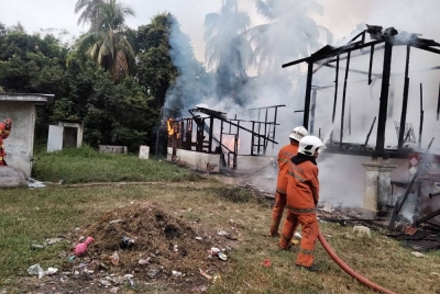Bomba sedang memadam kebakaran rumah mangsa. -Foto ihsan bomba
