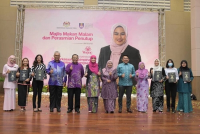 Roziah (enam dari kanan) mengiringi Naib Canselor Universiti Teknikal Melaka (UTeM), Profesor Dr Massila Kamalrudin (enam dari kiri) pada Konvensyen Pemerkasaan Kepimpinan Mahasisiwi Kebangsaan di UiTM Puncak Alam pada malam Rabu.