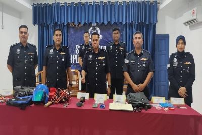 Agus Salim (tiga dari kanan) menunjukkan barang kes dirampas pada sidang akhbar di IPD Sabak Bernam pada Khamis.