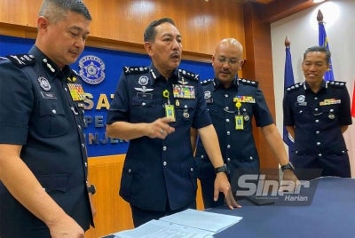 Muhamad Zaki (dua dari kiri) semasa sidang akhbar di Ibu Pejabat Polis Kontinjen Kelantan, Kota Bharu pada Khamis.