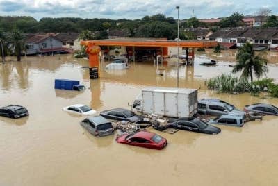 Keadaan banjir di Taman Sri Muda Disember tahun lalu.