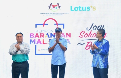 Rosol (tengah) diiringi Presiden Lotus's Malaysia, Kenneth Chuah (kiri) merasmikan pelancaran Kempen Beli Barangan Malaysia di Lotus's Shah Alam.