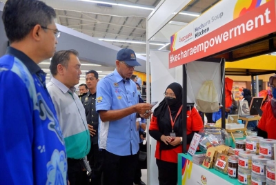 Rosol (dua dari kanan) diiringi Presiden Lotus's Malaysia, Kenneth Chuah (dua dari kiri) melawat reruai disediakan sempena pelancaran Kempen Beli Barangan Malaysia di Shah Alam pada Khamis.